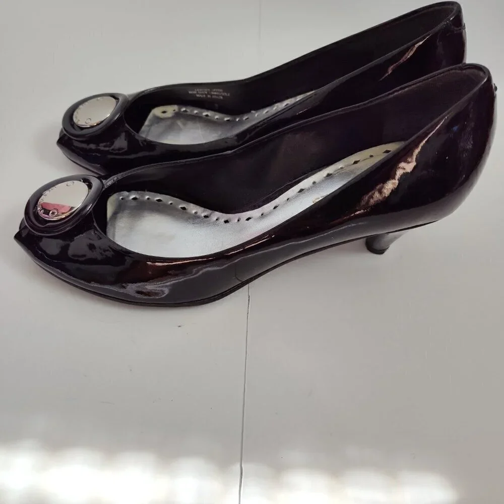 Ladies SZ 6-1/2B BCBG Black Patent Leather Pump